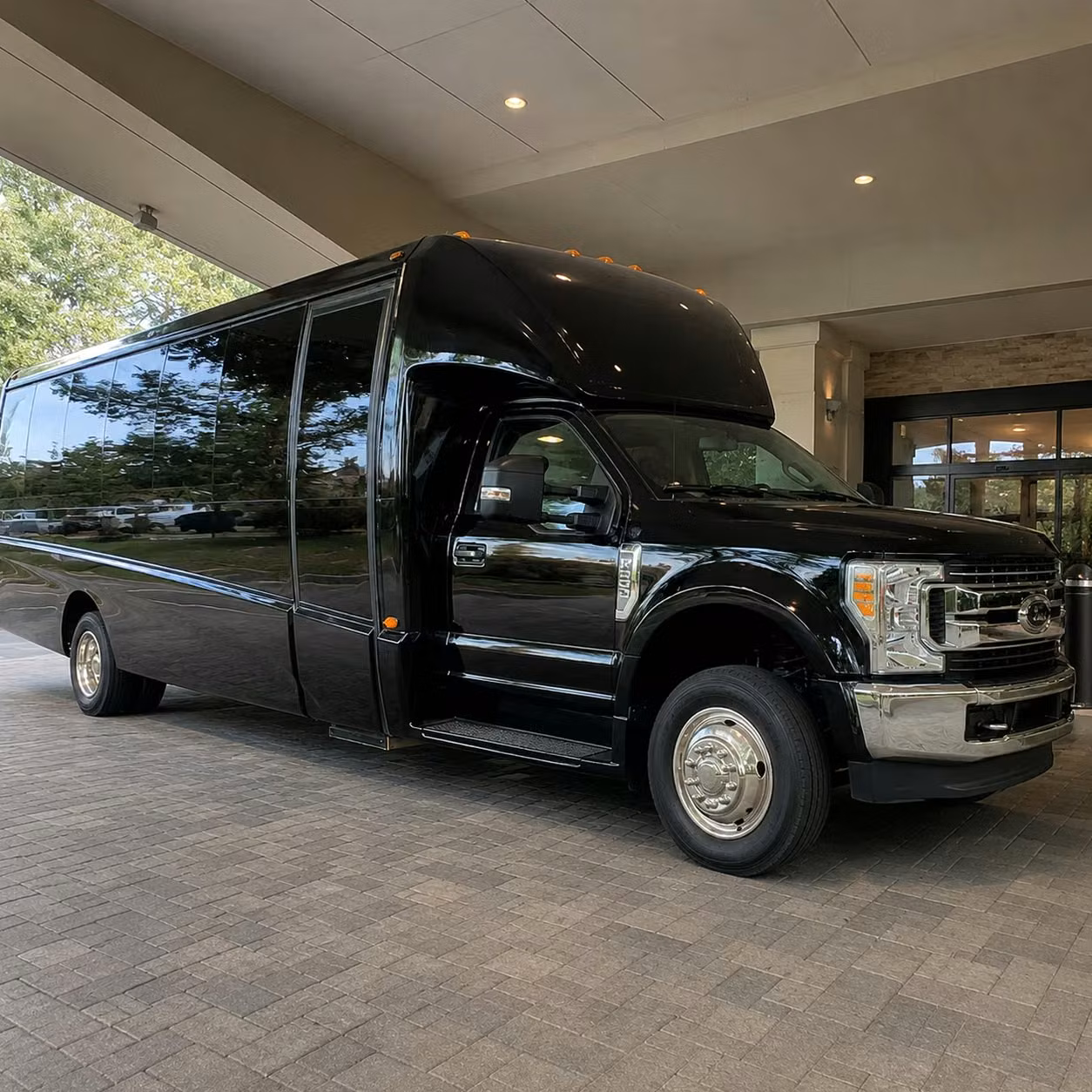 thornton 20 passenger minibus rental